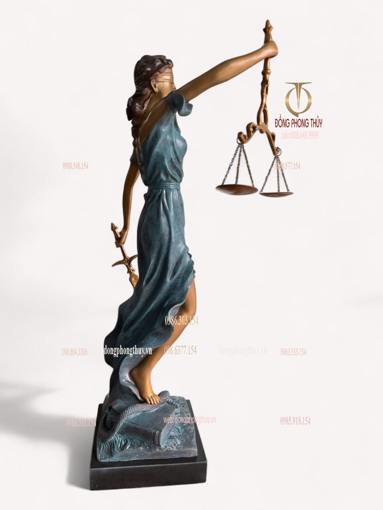 Tượng nữ thần công lý bằng đồng