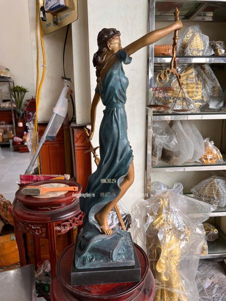 Tượng nữ thần công lý bằng đồng