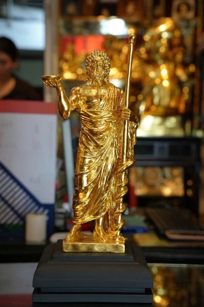 Tượng ông tổ ngành y hippocrates bằng đồng dát vàng 24k