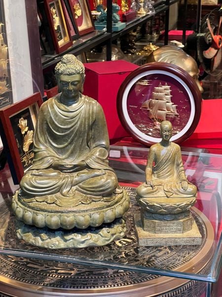 Tượng phật thích ca bằng đồng patina vân hỏa biến độc bản cao 35 ngang 23 nặng 8,5kg