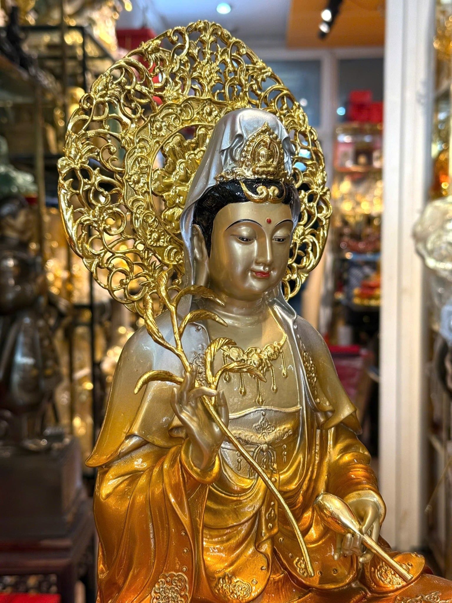 Tượng Quan Âm Bồ Tát bằng đồng