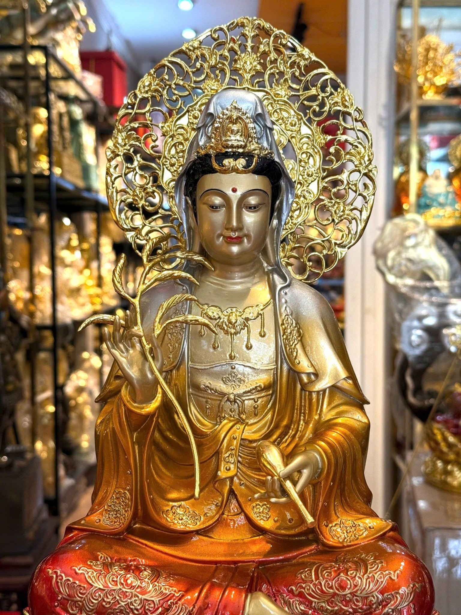 Tượng Quan Âm Bồ Tát bằng đồng
