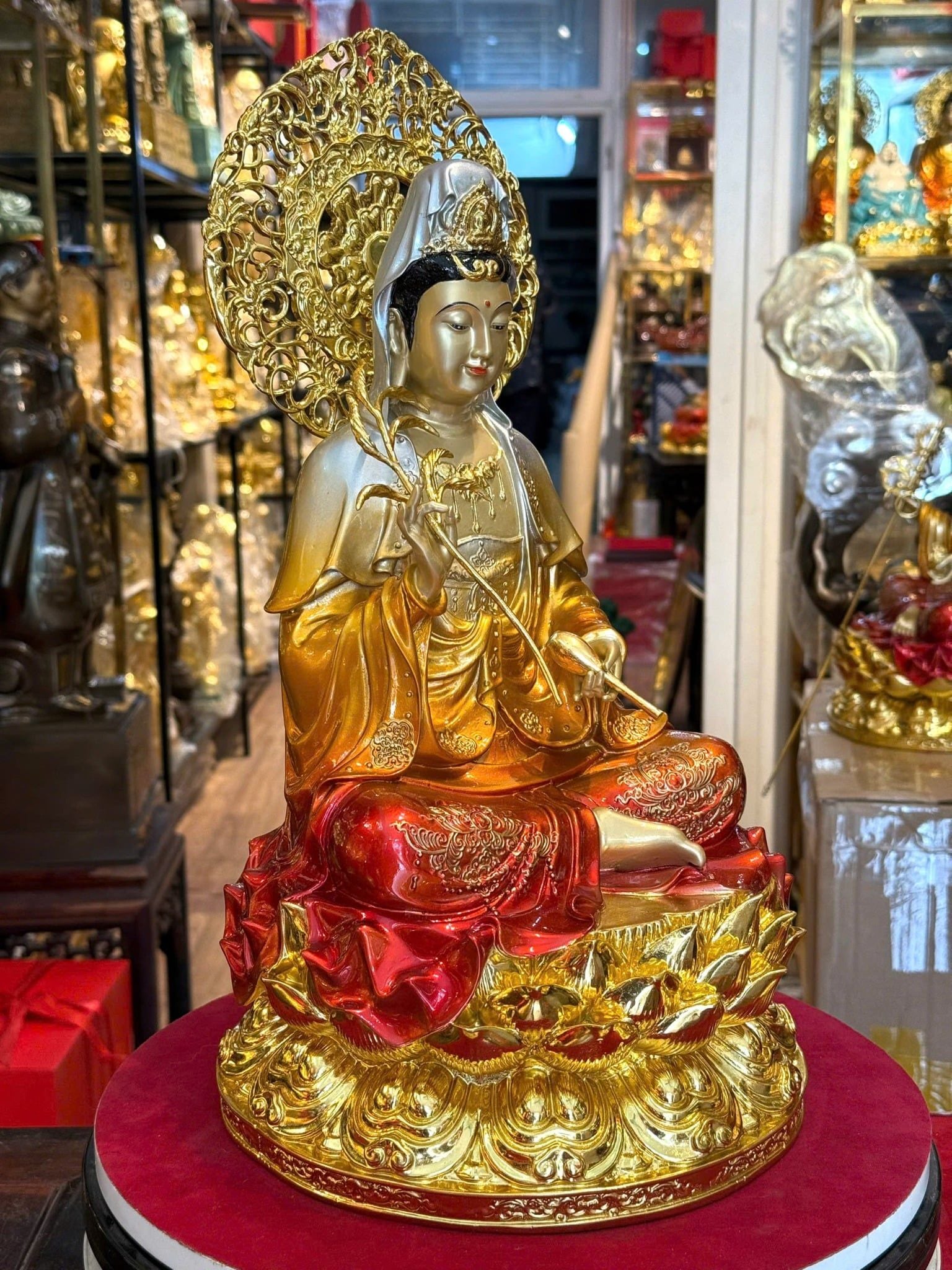 Tượng Quan Âm Bồ Tát bằng đồng
