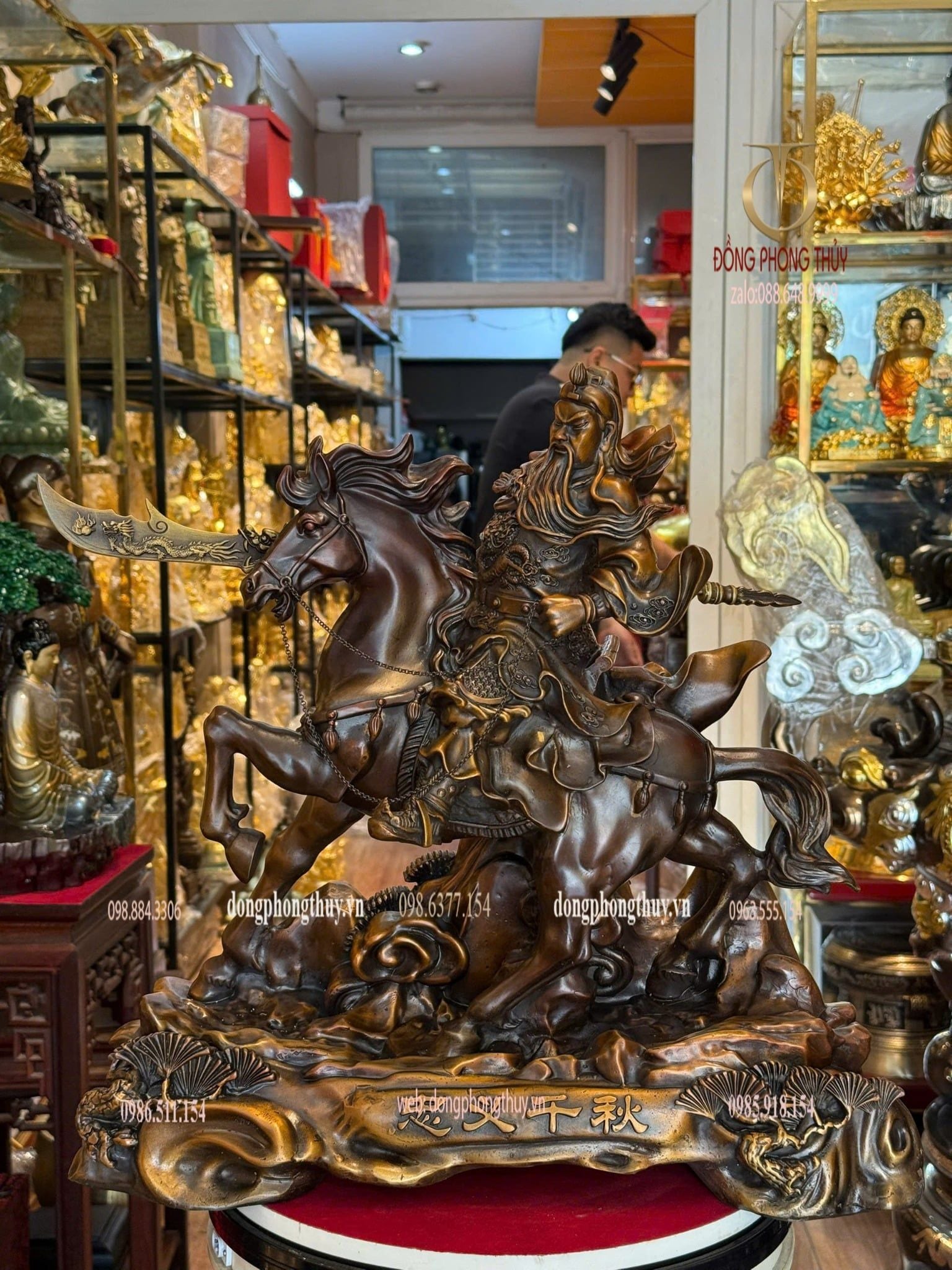 Tượng quan công cưỡi ngựa bằng đồng