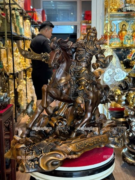 Tượng quan công cưỡi ngựa bằng đồng