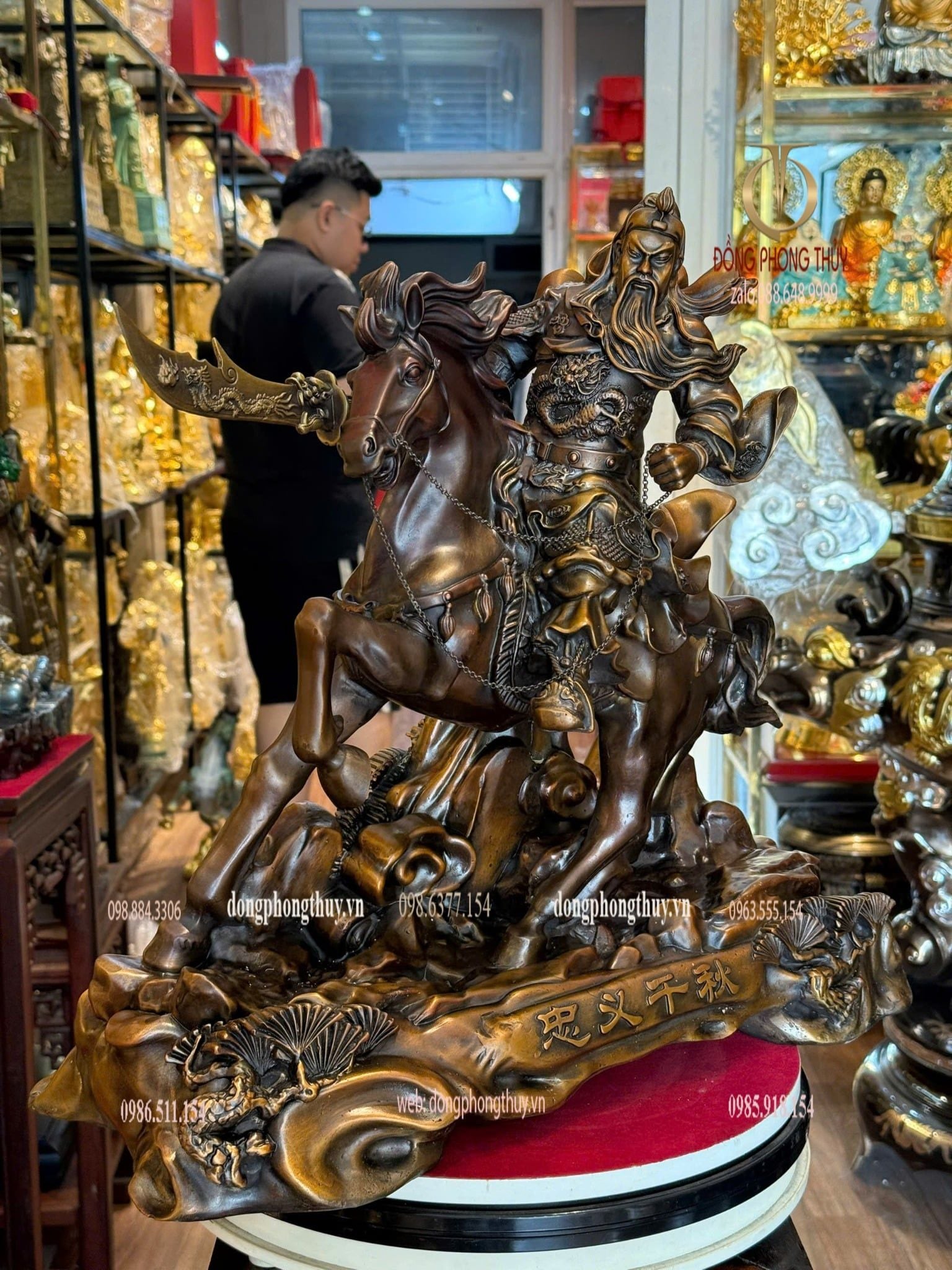 Tượng quan công cưỡi ngựa bằng đồng