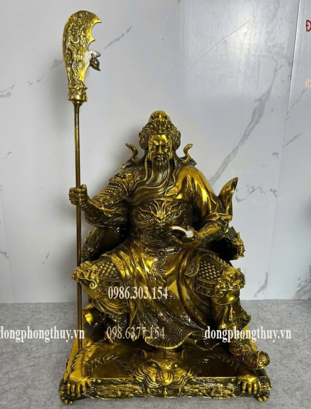 Tượng quan công đọc sách bằng đồng