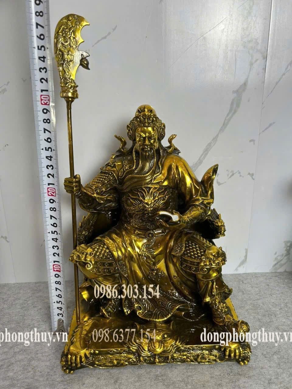 Tượng quan công đọc sách bằng đồng