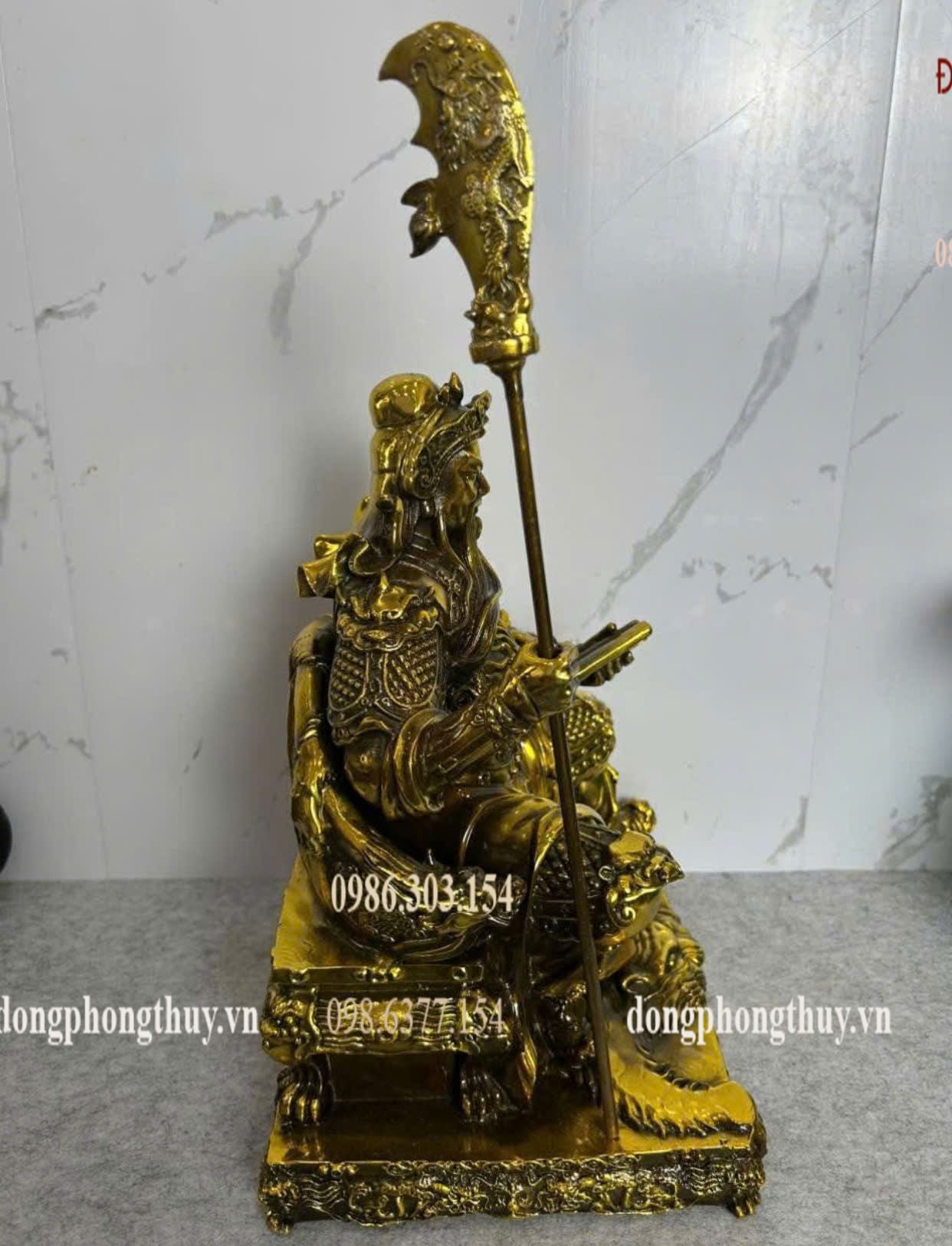 Tượng quan công đọc sách bằng đồng