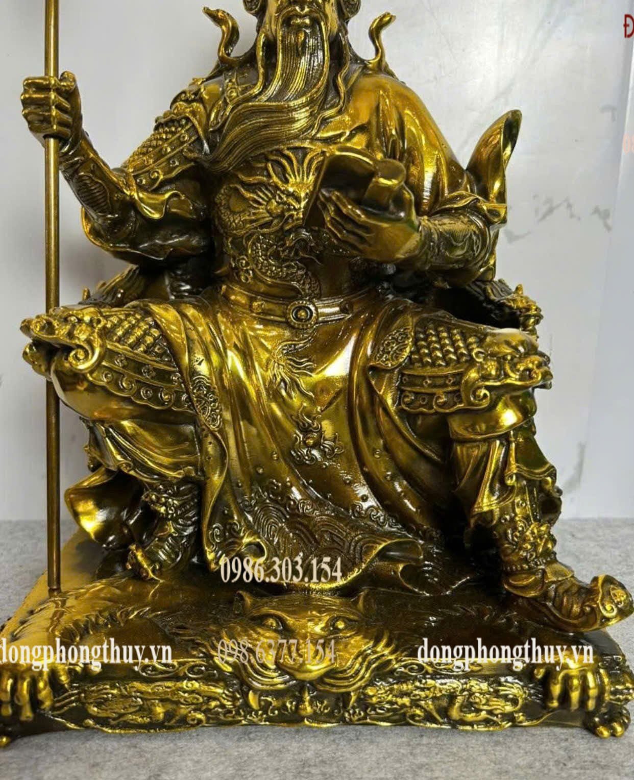 Tượng quan công đọc sách bằng đồng