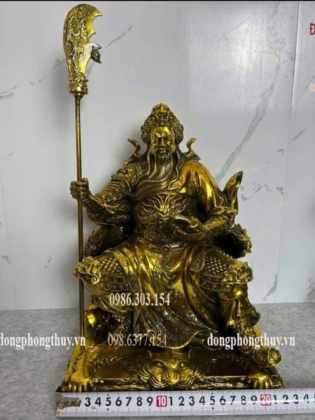 Tượng quan công đọc sách bằng đồng