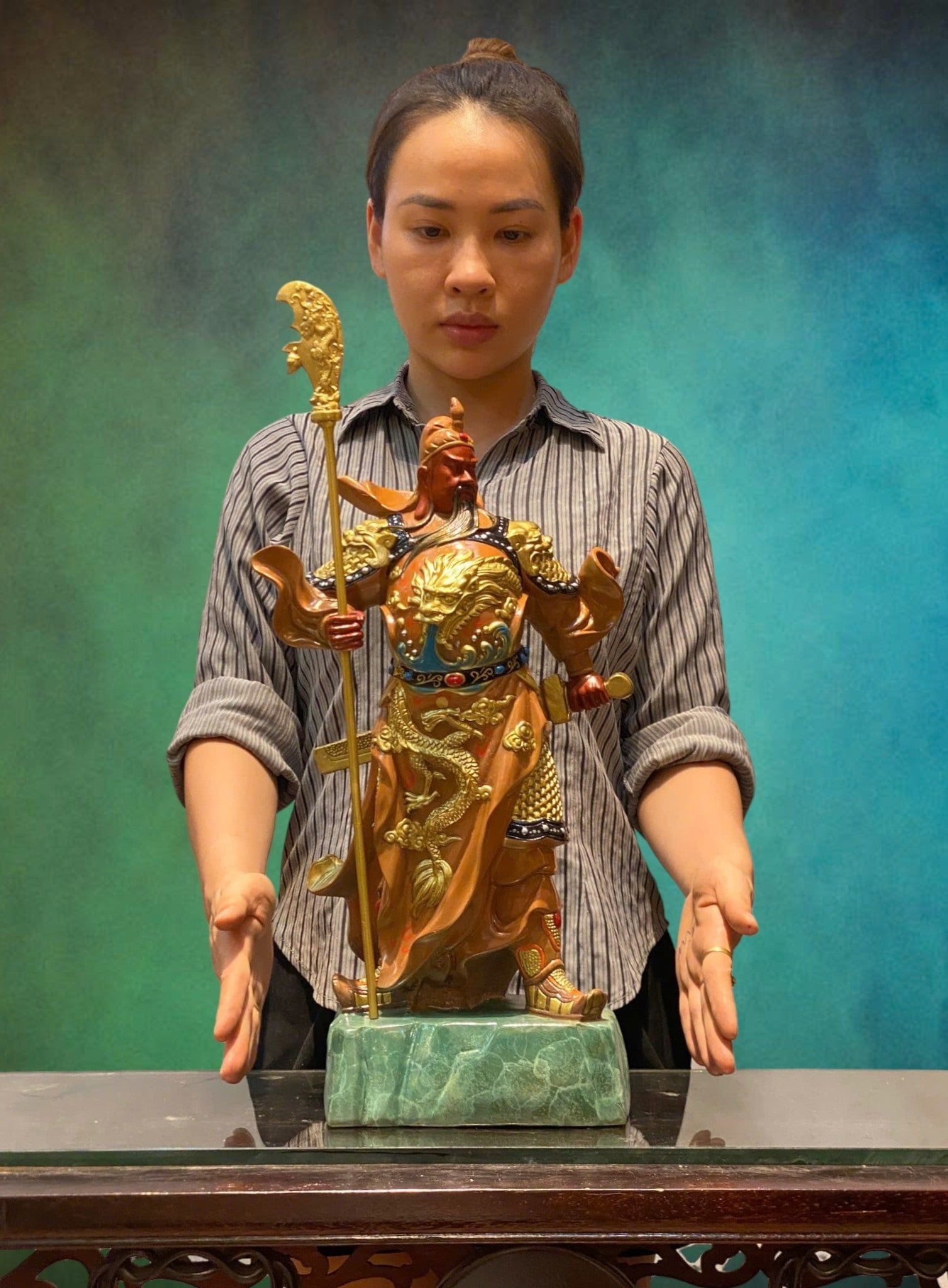 Tượng quan công vẽ màu bằng đồng