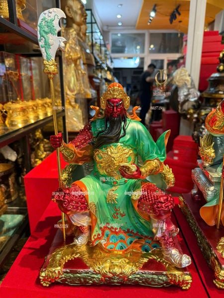 Tượng quan thánh đế quân bằng đồng dát vàng vẽ màu