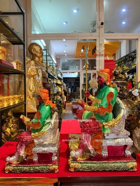 Tượng quan thánh đế quân bằng đồng dát vàng vẽ màu