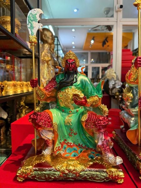 Tượng quan thánh đế quân bằng đồng dát vàng vẽ màu