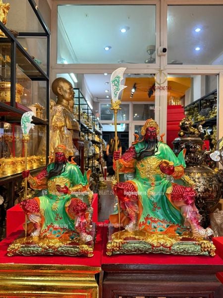 Tượng quan thánh đế quân bằng đồng dát vàng vẽ màu