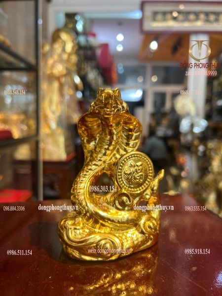 Tượng rắn dát vàng nano