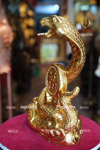 Tượng rắn bằng đồng dát vàng 24k