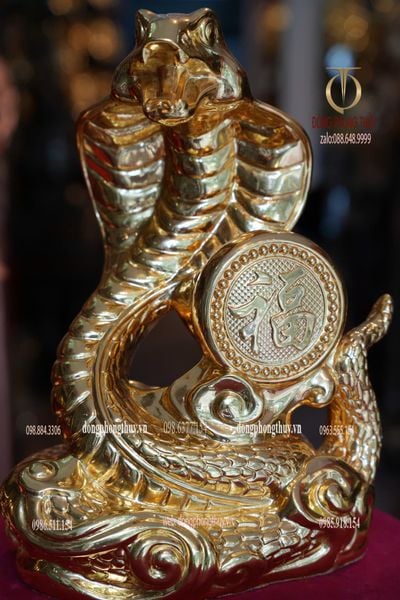 Tượng rắn bằng đồng dát vàng 24k