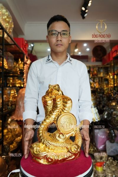 Tượng rắn bằng đồng dát vàng 24k