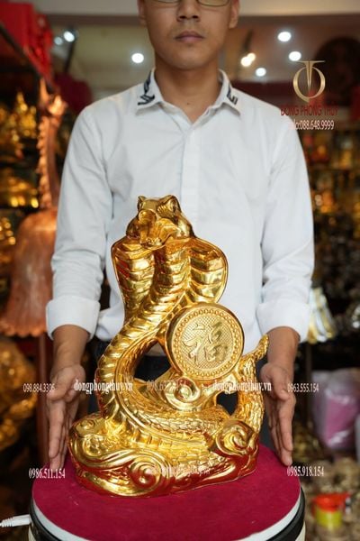 Tượng rắn bằng đồng dát vàng 24k