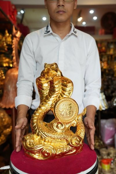 Tượng rắn bằng đồng dát vàng 24k