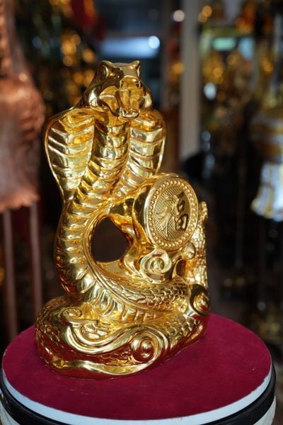 Tượng rắn bằng đồng dát vàng 24k