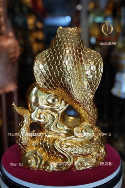Tượng rắn bằng đồng dát vàng 24k