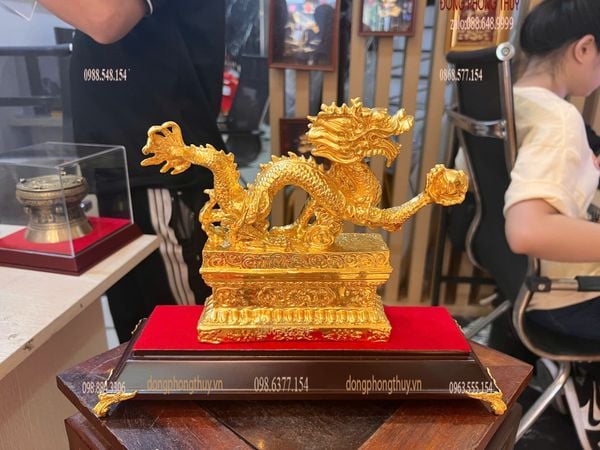 Quà tặng mạ vàng: Tượng rồng bằng đồng dát vàng 24k
