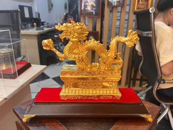 Quà tặng mạ vàng: Tượng rồng bằng đồng dát vàng 24k