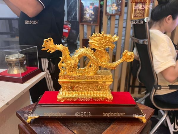 Quà tặng mạ vàng: Tượng rồng bằng đồng dát vàng 24k