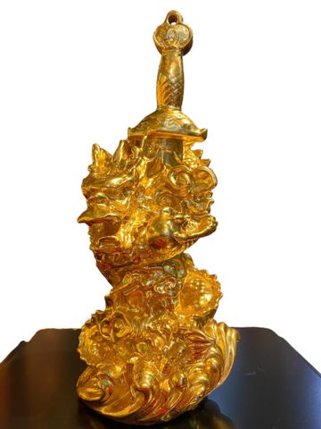 Tượng rồng cuộn kiếm dát vàng 24k