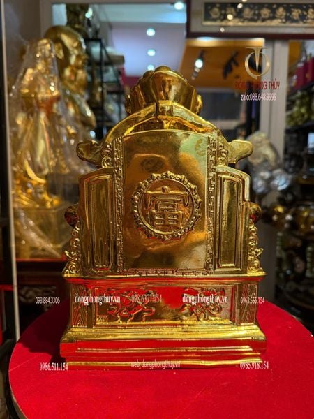 Tượng thần tài dâng tiền