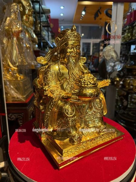 Tượng thần tài dâng tiền