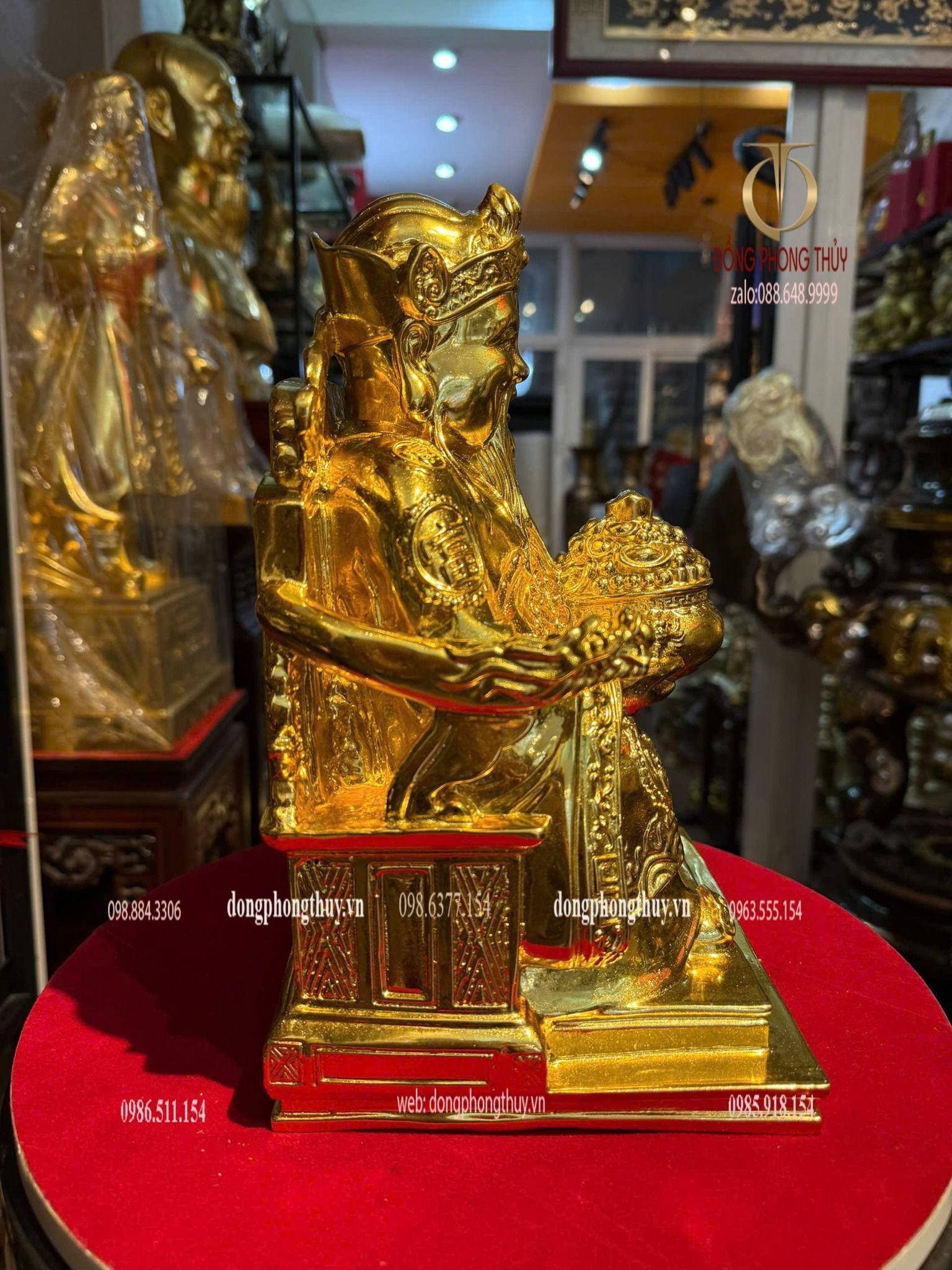 Tượng thần tài dâng tiền