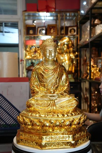 Tượng phật Thích Ca áo hoa bằng đồng dát vàng nano