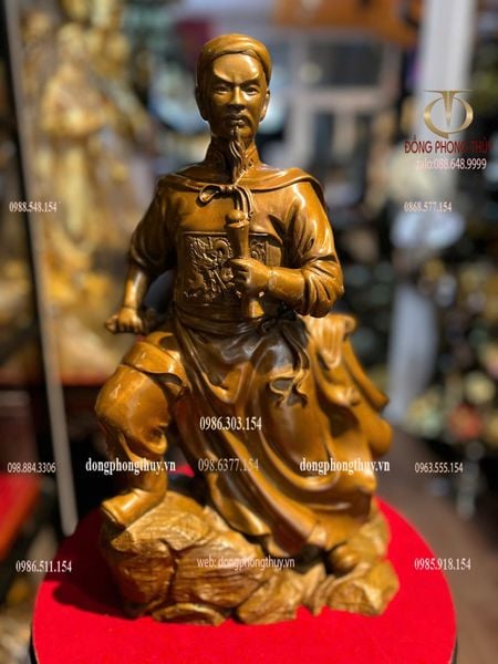 Tượng quốc công tiết chế Hưng Đạo đại vương Trần Quốc Tuấn