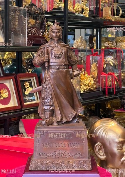 Tượng Trần Hưng Đạo bằng đồng màu ửng đỏ