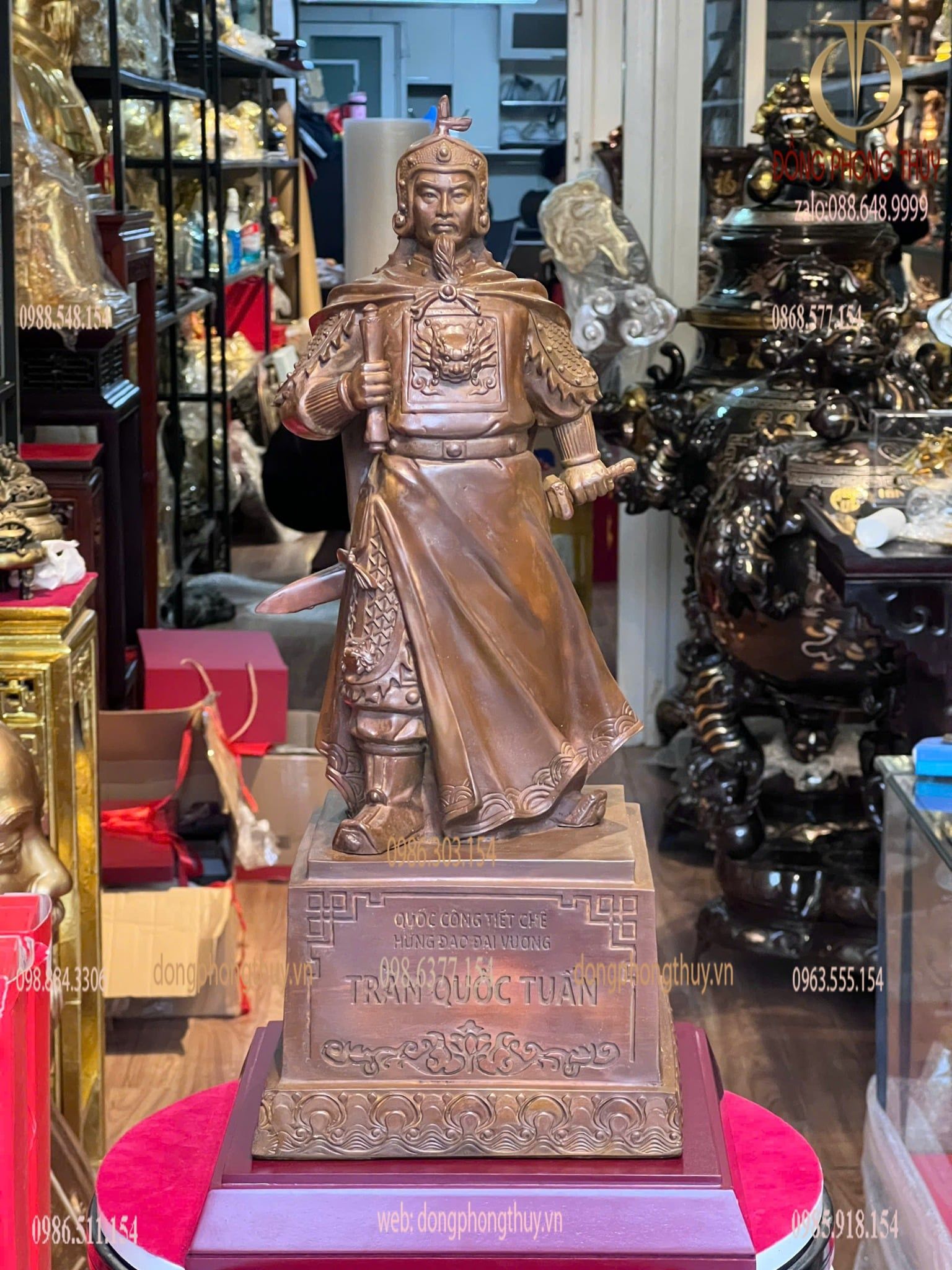 Tượng Trần Hưng Đạo bằng đồng màu ửng đỏ