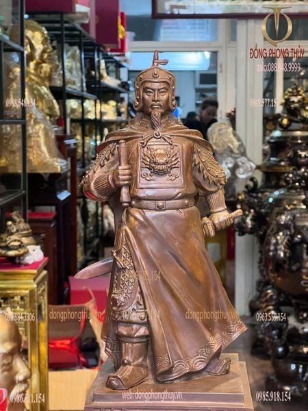 Tượng Trần Hưng Đạo bằng đồng màu ửng đỏ