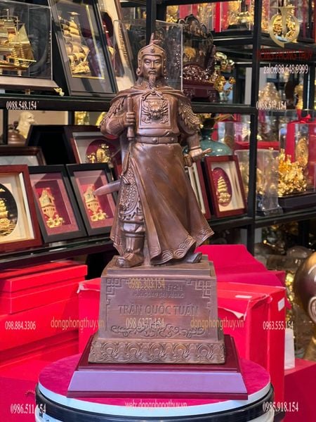Tượng Trần Hưng Đạo bằng đồng màu ửng đỏ