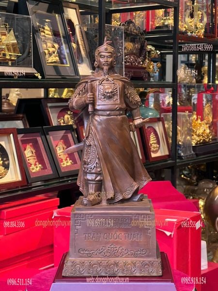 Tượng Trần Hưng Đạo bằng đồng màu ửng đỏ