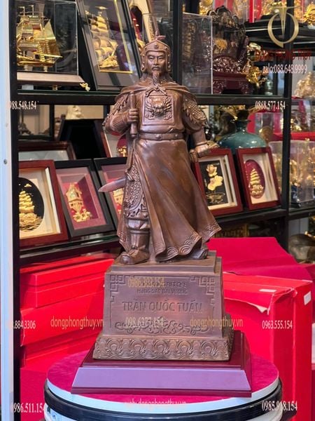 Tượng Trần Hưng Đạo bằng đồng màu ửng đỏ