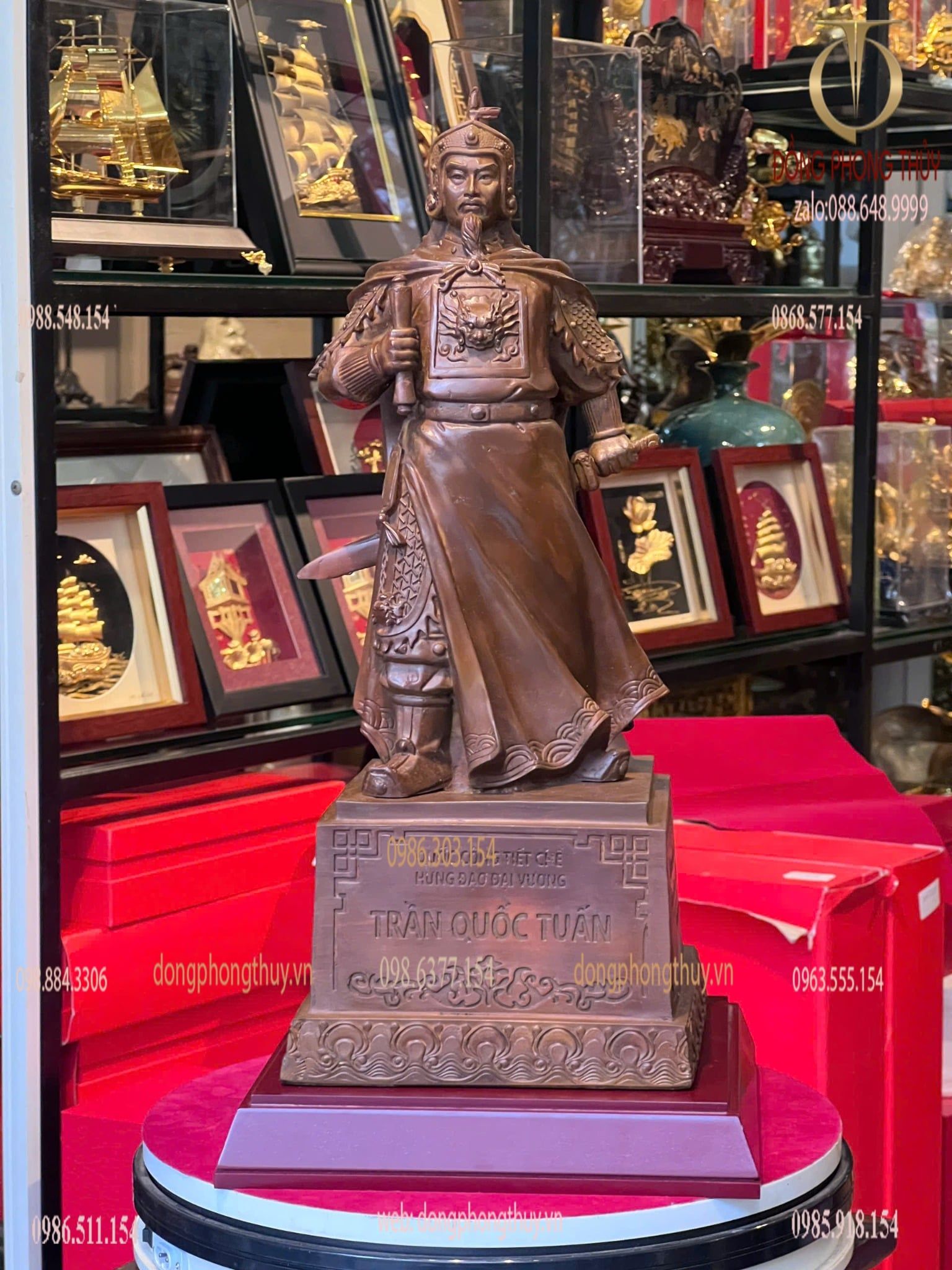 Tượng Trần Hưng Đạo bằng đồng màu ửng đỏ