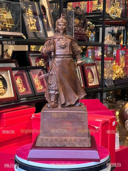Tượng Trần Hưng Đạo bằng đồng màu ửng đỏ