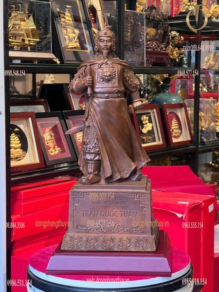 Tượng Trần Hưng Đạo bằng đồng màu ửng đỏ