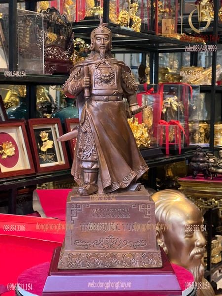 Tượng Trần Hưng Đạo bằng đồng màu ửng đỏ