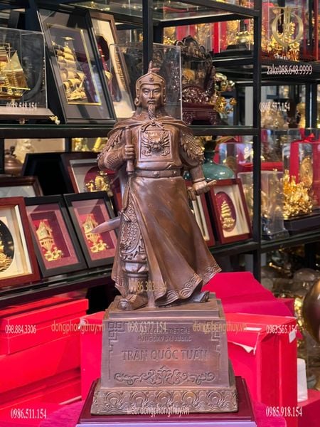 Tượng Trần Hưng Đạo bằng đồng màu ửng đỏ