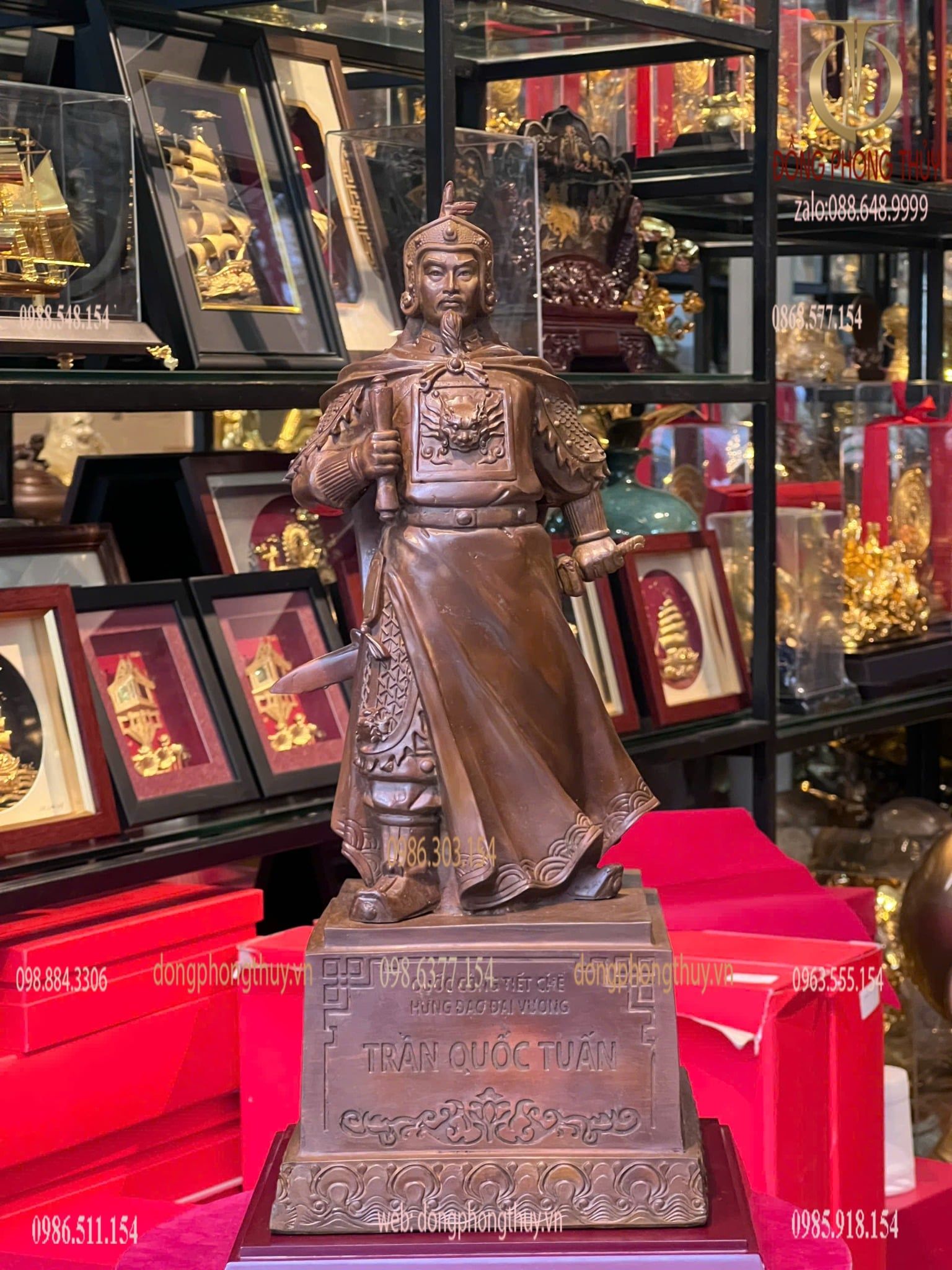 Tượng Trần Hưng Đạo bằng đồng màu ửng đỏ