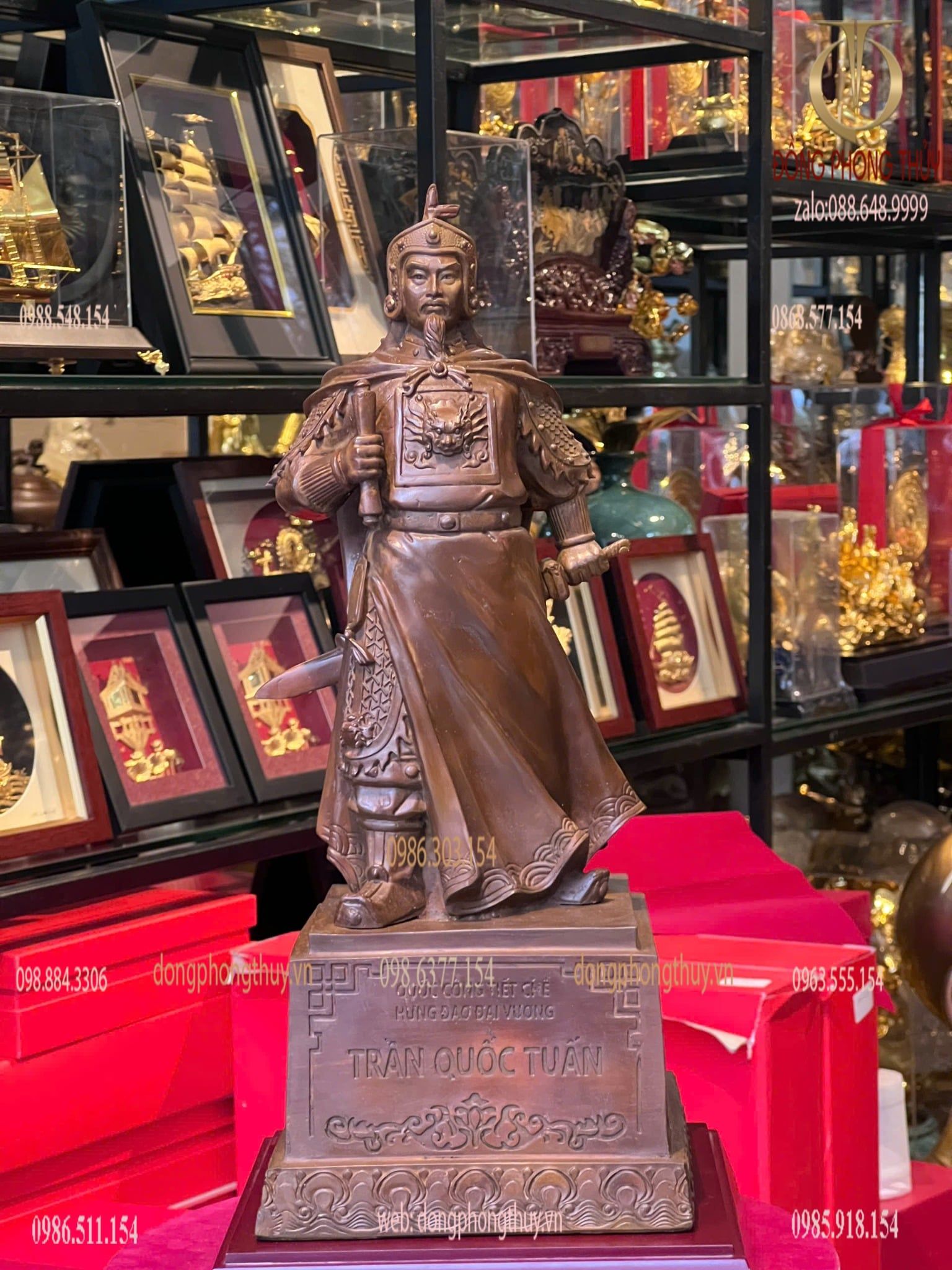 Tượng Trần Hưng Đạo bằng đồng màu ửng đỏ